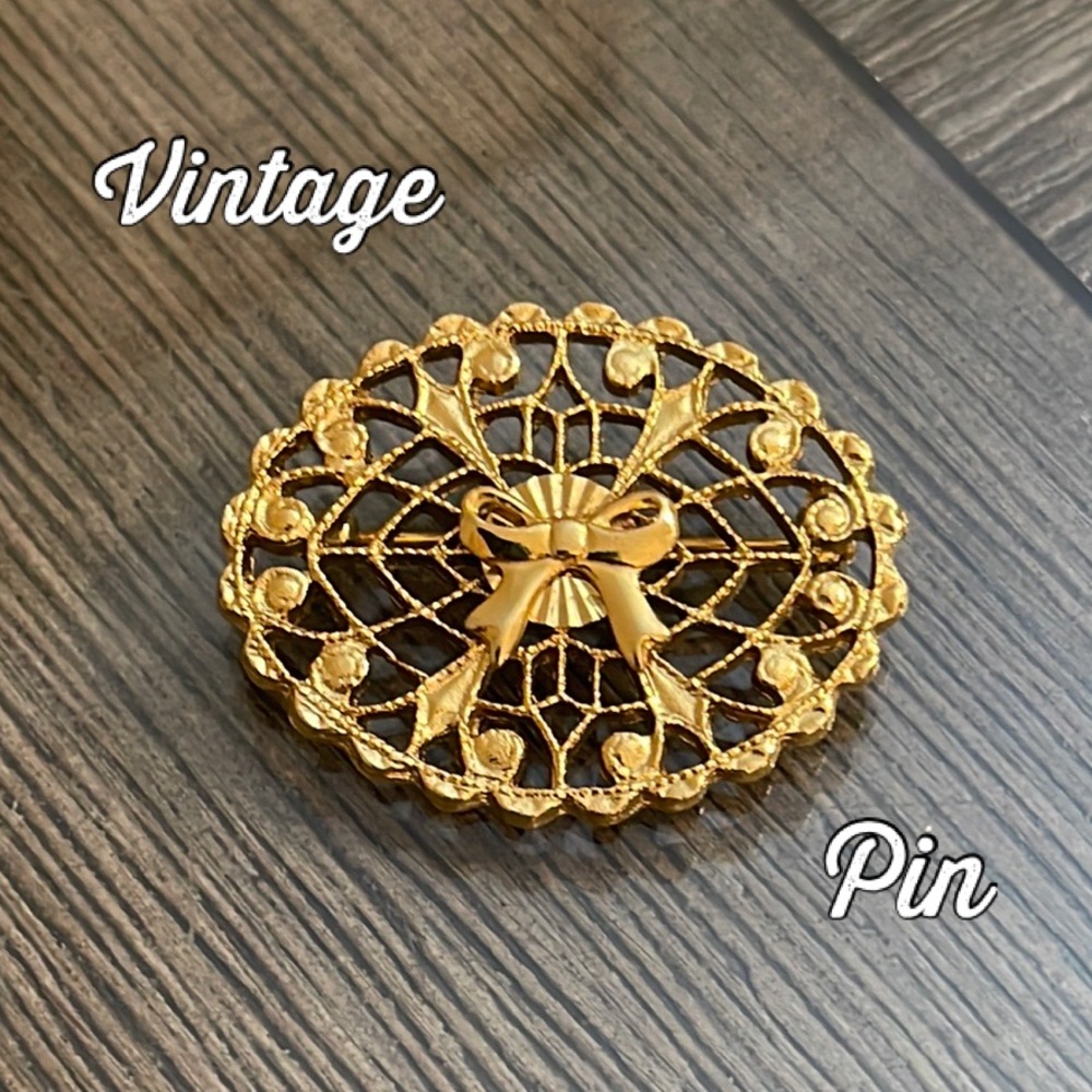 Vintage Elegant Filigree Oval Gold-tone Brooch with Bow Design